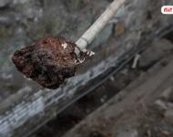 在遷安市中化煤化工有限責任公司的圍墻外是污水排放溝，溝里的泥成為紅褐色。