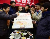 1月4日，內(nèi)蒙古呼和浩特市玉泉區(qū)清泉街社區(qū)一位老人在展示臘八粥食材。當(dāng)日，呼和浩特市玉泉區(qū)清泉街社區(qū)舉辦“溫暖臘八粥 濃濃鄰里情”活動，喜迎即將到來的“臘八節(jié)”。新華社發(fā) 丁根厚 攝