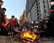 2014年3月份，100多名來自各地的建筑工人來到寧夏銀川鼎輝時代城二期項目工地上打工，11月2日，項目正式停工，但工友們一年來的血汗錢卻始終沒有下發(fā)，“光跑勞動監(jiān)察大隊就不下10次，但每次都說已經處理了，要我們回去等消息?！?2月31日，工友們來到銀川市公安局金鳳分局，但是打聽了一圈卻始終沒找到這起案件的負責人。又跑了一天的工友們帶著重重心事再次回到工地，升起了一堆篝火取暖?！暗仍┘倨谝贿^，我們還得去要錢，要不到錢就不回家過年了！”新華社記者 彭昭之 攝