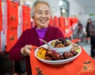 1月4日，內(nèi)蒙古呼和浩特市玉泉區(qū)清泉街社區(qū)一位老人在展示臘八粥食材。當(dāng)日，呼和浩特市玉泉區(qū)清泉街社區(qū)舉辦“溫暖臘八粥 濃濃鄰里情”活動，喜迎即將到來的“臘八節(jié)”。新華社發(fā) 丁根厚 攝