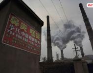 在邯鄲鋼鐵廠居民區(qū)附近張貼著很多治療鼻炎、咽炎等疾病的廣告。