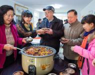 1月4日，內(nèi)蒙古呼和浩特市玉泉區(qū)清泉街社區(qū)志愿者為社區(qū)居民盛臘八粥。當(dāng)日，呼和浩特市玉泉區(qū)清泉街社區(qū)舉辦“溫暖臘八粥 濃濃鄰里情”活動，喜迎即將到來的“臘八節(jié)”。新華社發(fā) 丁根厚 攝