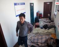2015年12月20日，吉林長春，近百打工者為討要300萬工資“蝸居”在東奧建設集團有限公司辦公大樓。據了解，2013年到2014年，這些人在東奧的一個建筑工地打工，大多數人都是木匠。在2014年10月，東奧公司位于鐵北的“汽博嘉園”項目就已完工，可到現在，還欠著他們300多萬元的工資沒有結清。而東奧公司則說，他們確實欠下了勞務公司的工資，原因是開發(fā)商有上千萬元的進度款和尾款沒有結算。視覺中國
