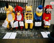 2013年1月31日，北京，“憤怒的小鳥”、“加菲貓”、“唐老鴨”和“財神爺”等5個不同的卡通人物匯聚在中央人民廣播電臺外，以靜坐的方式討薪，希望得到社會關注。據討薪隊伍負責人表示，他們5人代表31名農民工兄弟進京尋求社會幫助。因其2012年在河北張家口張北縣承建博天糖業(yè)、華林商廈、九鼎家具城、張北塞那都滑雪場四個工地消防工程工作，完工后被欠工款28萬余元，致使31名工人無錢回家過年，故想以此方式博得社會關注，幫助工友討回血汗錢。王王/視覺中國