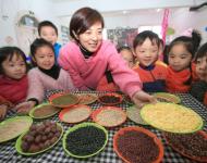 1月4日，內(nèi)蒙古呼和浩特市玉泉區(qū)清泉街社區(qū)一位老人在展示臘八粥食材。當(dāng)日，呼和浩特市玉泉區(qū)清泉街社區(qū)舉辦“溫暖臘八粥 濃濃鄰里情”活動，喜迎即將到來的“臘八節(jié)”。新華社發(fā) 丁根厚 攝