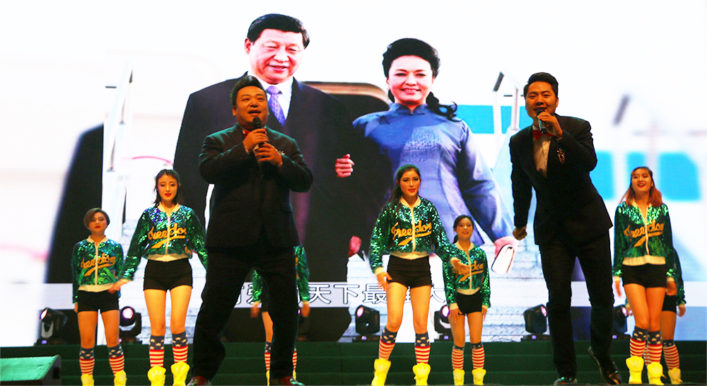 歌曲《習(xí)大大愛(ài)上彭麻麻》 演唱：余潤(rùn)澤、徐銨 伴舞：尚姿女子舞蹈隊(duì)