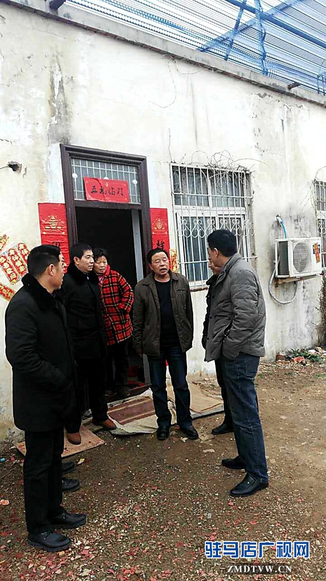 圖片3、確山法院的干警向被執(zhí)行人張某宣講法律.jpg