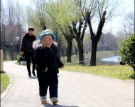 大風(fēng)過后,今日又回歸晴好天氣。不少市民來到公園踏青游玩，享受春日暖陽。
