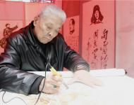 根雕、面塑、糖畫(huà)、布老虎制作技藝等12個(gè)非物質(zhì)文化遺產(chǎn)項(xiàng)目展示，大銅器、大鼓書(shū)、絲弦道、羅卷戲等15個(gè)近300人非物質(zhì)文化遺產(chǎn)項(xiàng)目展演。圖為：天中火筆畫(huà)