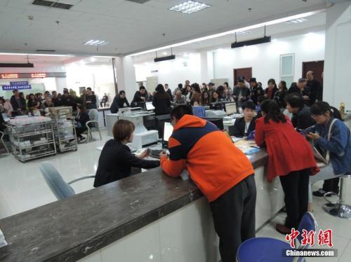 4月17日，在鄭州市社會保險辦事大廳，被網(wǎng)友調(diào)侃為“跪式窗口”的服務(wù)窗口已經(jīng)整改。韓章云 攝 