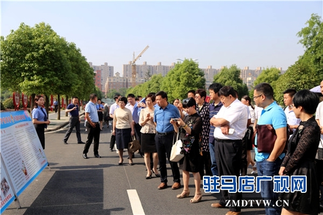 人大代表、政協(xié)委員、人民監(jiān)督員等參觀展板.JPG
