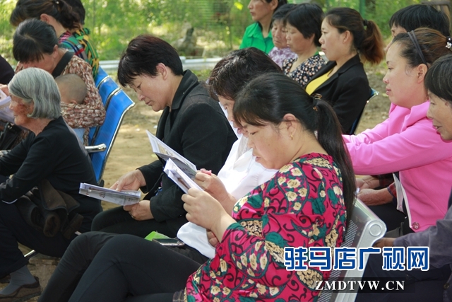 _村民折頁了解新知識(shí).JPG