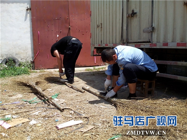 1、舒向田與環(huán)衛(wèi)工人座談交流.jpg