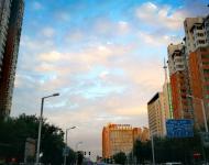 雨歇晚霞明，風(fēng)調(diào)夜景清。月高微暈散，云薄細(xì)鱗生。劉禹錫詩(shī)句