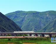 7月9日，一列高鐵列車(chē)行駛在寶蘭高鐵甘肅天水段南河川大橋上?！　〗陙?lái)，中國(guó)高鐵繼續(xù)保持快速發(fā)展步伐，“四縱四橫”高鐵網(wǎng)基本成形，技術(shù)成就贏得國(guó)際聲譽(yù)，服務(wù)品質(zhì)不斷攀升。中國(guó)高鐵已經(jīng)成為一張見(jiàn)證時(shí)代發(fā)展的名片。新華社發(fā)（武龍 攝）
