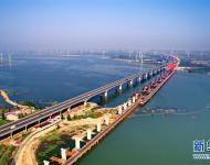 建設(shè)中的京張高鐵工程官?gòu)d水庫(kù)特大橋（6月27日攝）。　　近年來(lái)，中國(guó)高鐵繼續(xù)保持快速發(fā)展步伐，“四縱四橫”高鐵網(wǎng)基本成形，技術(shù)成就贏得國(guó)際聲譽(yù)，服務(wù)品質(zhì)不斷攀升。中國(guó)高鐵已經(jīng)成為一張見(jiàn)證時(shí)代發(fā)展的名片。新華社記者 楊世堯 攝