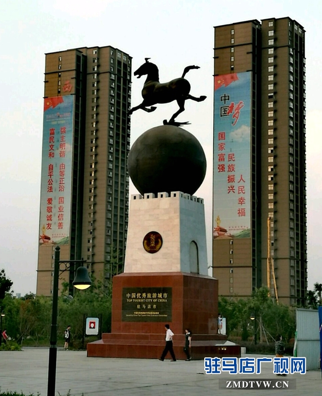 美麗的駐馬店市位于淮河流域，猶如一顆璀璨的明珠鑲嵌在有著深厚底蘊的河南省中南部。這里古為交通要沖，因歷史上南來北往的信使、官宦在此駐驛歇馬而得名，素有“豫州之腹地，天下之最中”之稱。（攝影/殷建軍）