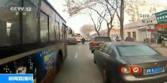 央視：自行車在機動車夾縫生存 誰侵犯了你的路權(quán)？