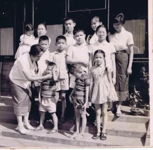 圖為20世紀(jì)60年代，奔舍那家族在北京的住所合影。(照片由奔舍那家族提供)