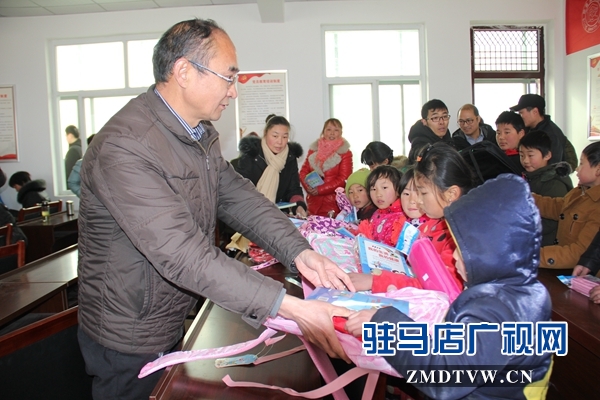6、李文亮為小學(xué)生發(fā)放禮品.JPG