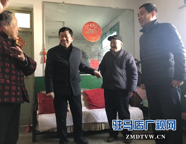 檢察長(zhǎng)余衛(wèi)東走訪慰問老干部劉萬(wàn)順.jpg