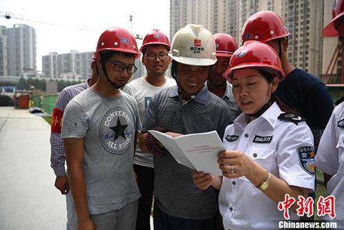 資料圖：安監(jiān)辦工作人員進工地給農(nóng)民工普及安全生產(chǎn)知識。<ahttp://www.chinanews.com/'>中新社</a>記者 韓蘇原 攝
