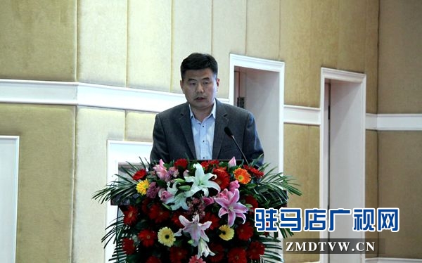 正陽(yáng)縣教體局副書(shū)記、副局長(zhǎng)周振華介紹教育信息化工作經(jīng)驗(yàn)_副本.jpg
