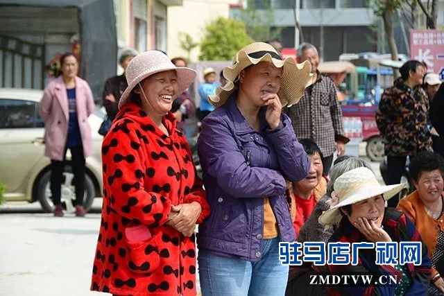 08上蔡優(yōu)秀第一書記事跡搬上舞臺，豫劇現(xiàn)代戲《扶貧天使》今日首演！.jpg