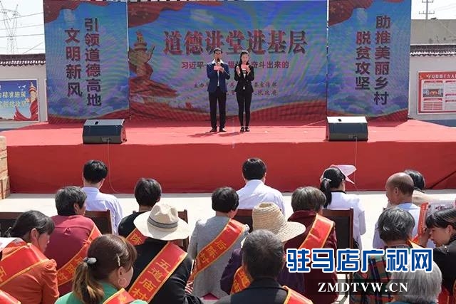 01文明助脫貧！上蔡縣委宣傳部把道德講堂辦到村民家門口.jpg