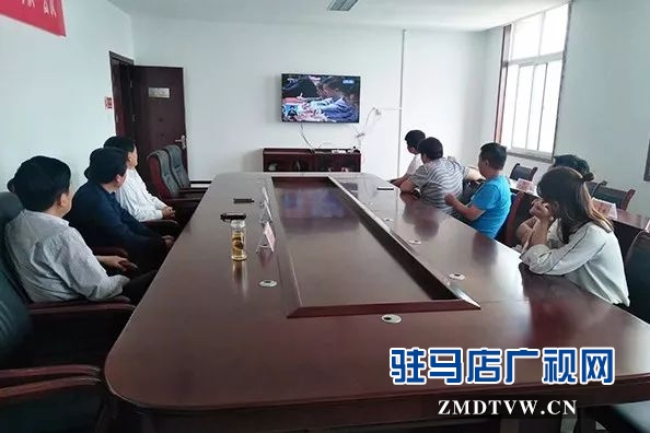 04上蔡縣四大班子領導和機關干部集中收看紀念馬克思誕辰200周年大會（縣政協(xié)收看現(xiàn)場）.jpg