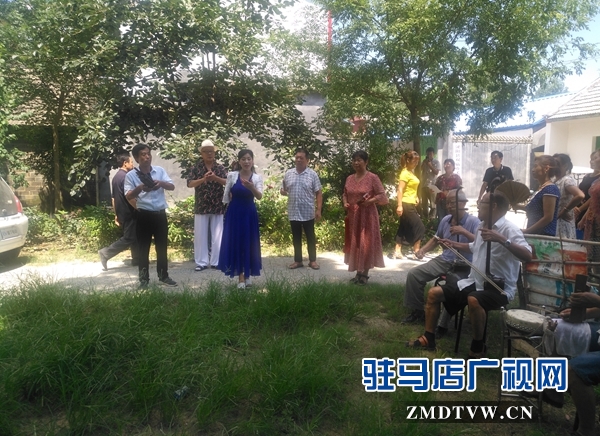 泌陽農(nóng)民自編自演現(xiàn)代戲?qū)⑹苎麉⒓尤珖鴳蚯堈? /></p>
<p>夭莊曲藝隊是一些喜愛曲藝的農(nóng)民自發(fā)組織起來的，共有三十多人。農(nóng)忙時，大家在家干農(nóng)活，農(nóng)閑時排練、演出。劇本由縣文廣新局創(chuàng)作室創(chuàng)作，主要宣傳國家扶貧政策，普及法律知識，唱響群眾的美好生活。</p>
<p>夭莊曲藝隊每年演出80多場，截止目前已演出400多場。</p>
      <!--ecms.*-->
      <p class=