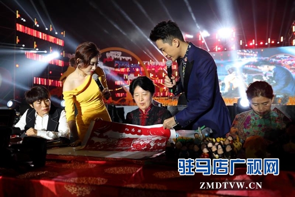 首屆“中國(guó)農(nóng)民豐收節(jié)——中國(guó)農(nóng)民電影節(jié)”在西平縣盛裝開幕