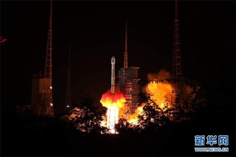 9月19日22時07分，我國在西昌衛(wèi)星發(fā)射中心用長征三號乙運載火箭（及遠征一號上面級），以“一箭雙星”方式成功發(fā)射兩顆北斗導航衛(wèi)星。 新華社發(fā)（梁珂巖 攝）