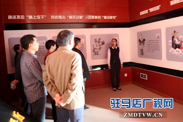 參觀專(zhuān)題教育展廳.jpg