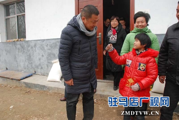 泌陽縣愛心家慰問 特困學生家庭 