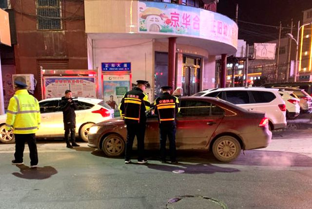 正陽縣交通運(yùn)輸執(zhí)法局突擊檢查出租車營運(yùn)秩序