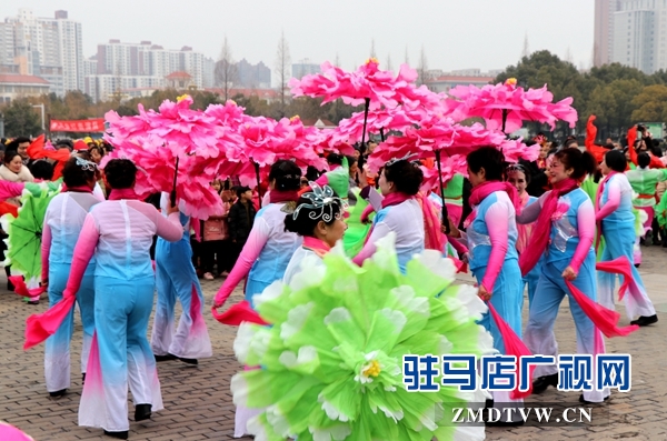 舞龍、耍獅、扭秧歌 駐馬店民間藝術(shù)展演吸引數(shù)千市民圍觀