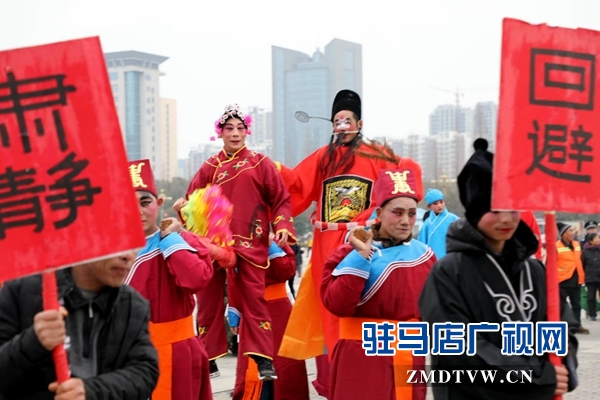 舞龍、耍獅、扭秧歌 駐馬店民間藝術(shù)展演吸引數(shù)千市民圍觀