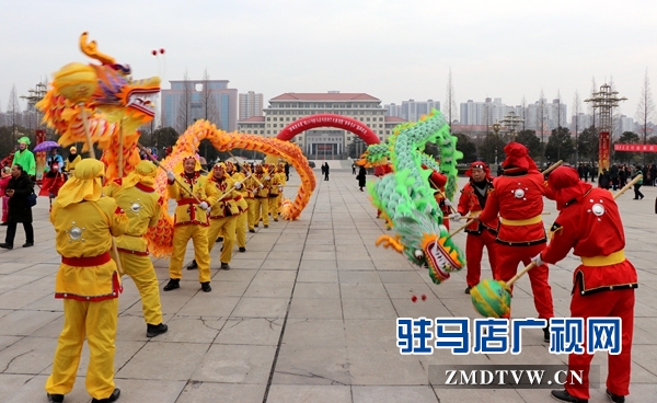舞龍、耍獅、扭秧歌 駐馬店民間藝術(shù)展演吸引數(shù)千市民圍觀