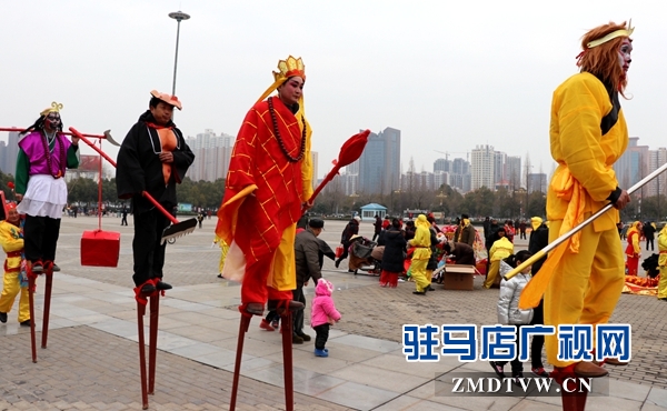 舞龍、耍獅、扭秧歌 駐馬店民間藝術(shù)展演吸引數(shù)千市民圍觀