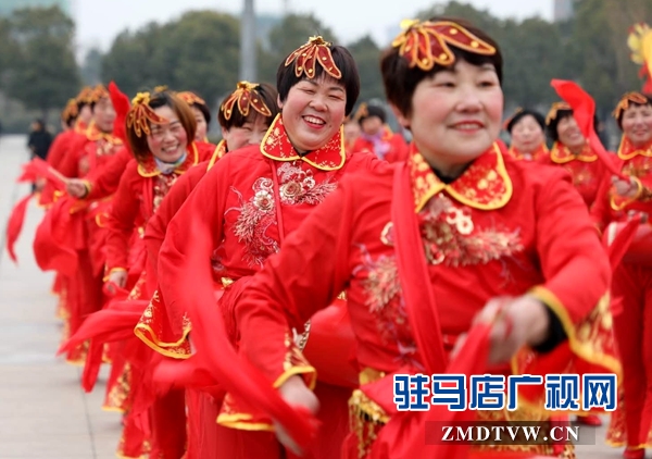 舞龍、耍獅、扭秧歌 駐馬店民間藝術(shù)展演吸引數(shù)千市民圍觀