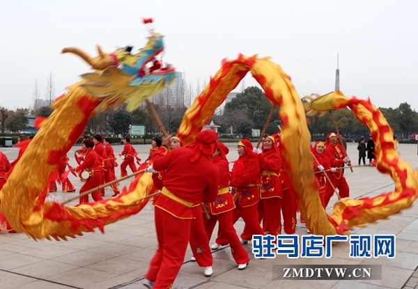 舞龍、耍獅、扭秧歌 駐馬店民間藝術(shù)展演吸引數(shù)千市民圍觀