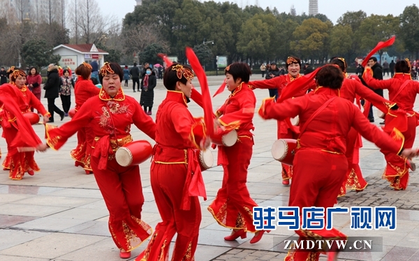 舞龍、耍獅、扭秧歌 駐馬店民間藝術(shù)展演吸引數(shù)千市民圍觀