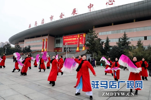 舞龍、耍獅、扭秧歌 駐馬店民間藝術(shù)展演吸引數(shù)千市民圍觀