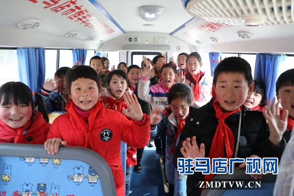  愛(ài)心企業(yè)向板橋鎮(zhèn)夏莊小學(xué)捐贈(zèng)校車護(hù)航留守兒童上學(xué)路