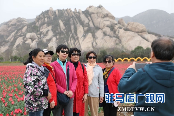 800名北京游客游覽嵖岈山、皇家驛站、天中老街等景區(qū)后爭相搶購駐馬店名優(yōu)土特產(chǎn)