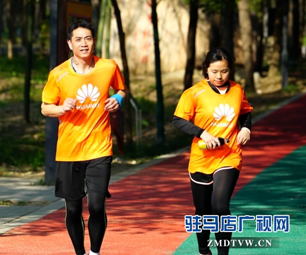 駐馬店近百位健身愛好者參加華為運(yùn)動(dòng)健走健跑活動(dòng)