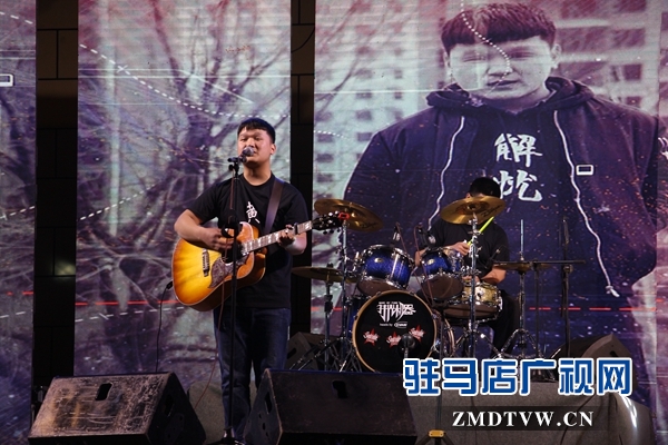 黃淮學(xué)院校園歌手邵帥舉辦首場(chǎng)演唱會(huì)拉開全國(guó)巡演的序幕