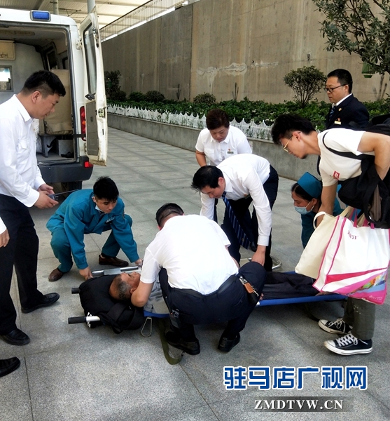 高鐵列車上老人突發(fā)疾病 緊急?？狂v馬店西站救助病人
