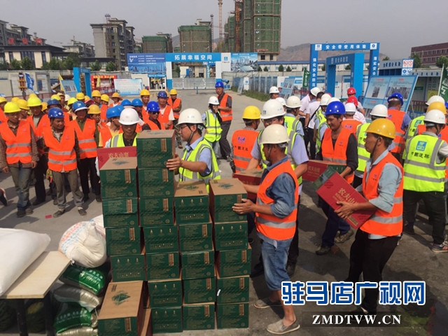  確山三中心項目工地的工人師傅們收到端午“禮包”